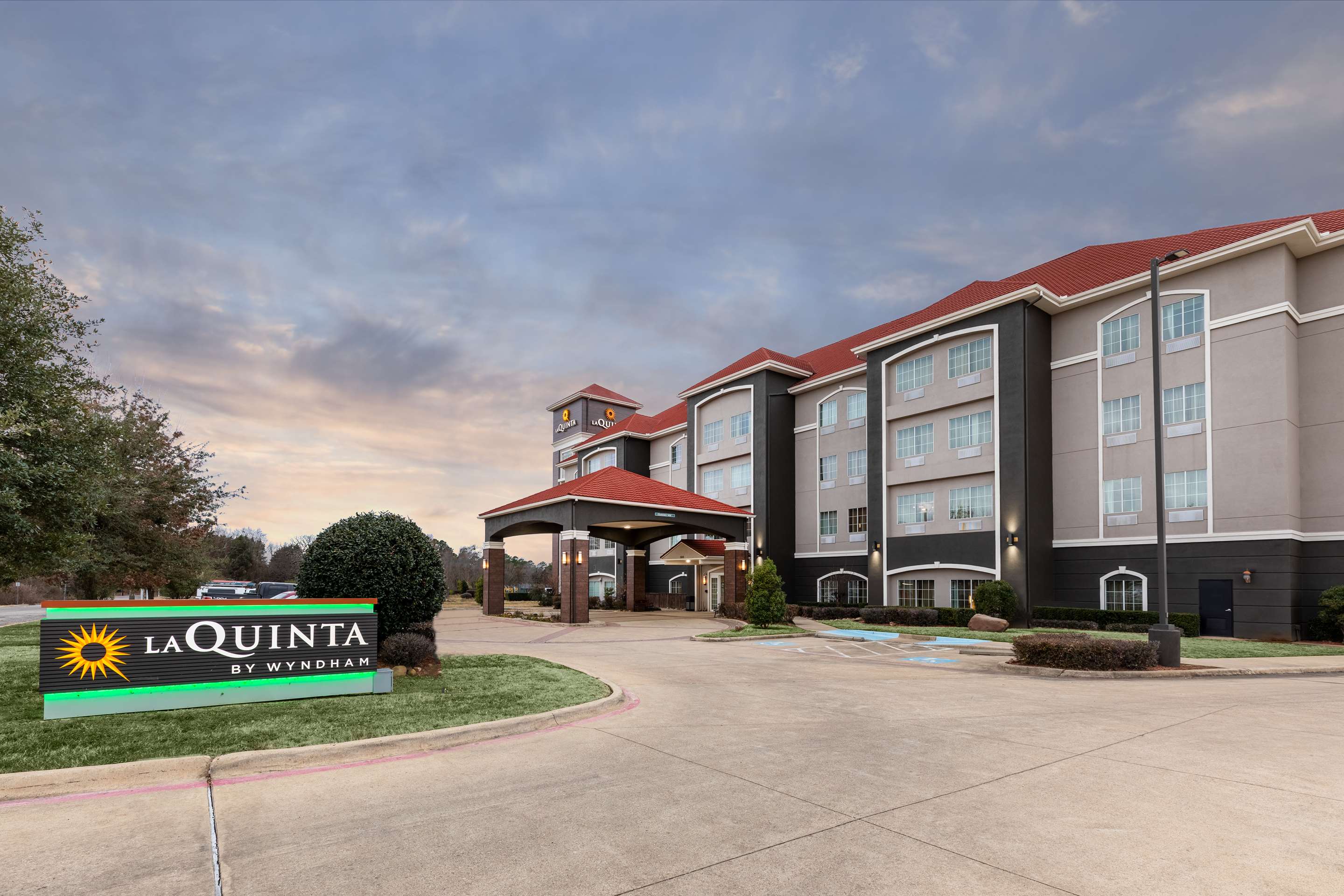 exterior view | La Quinta Inn & Suites by Wyndham Mt. Pleasant