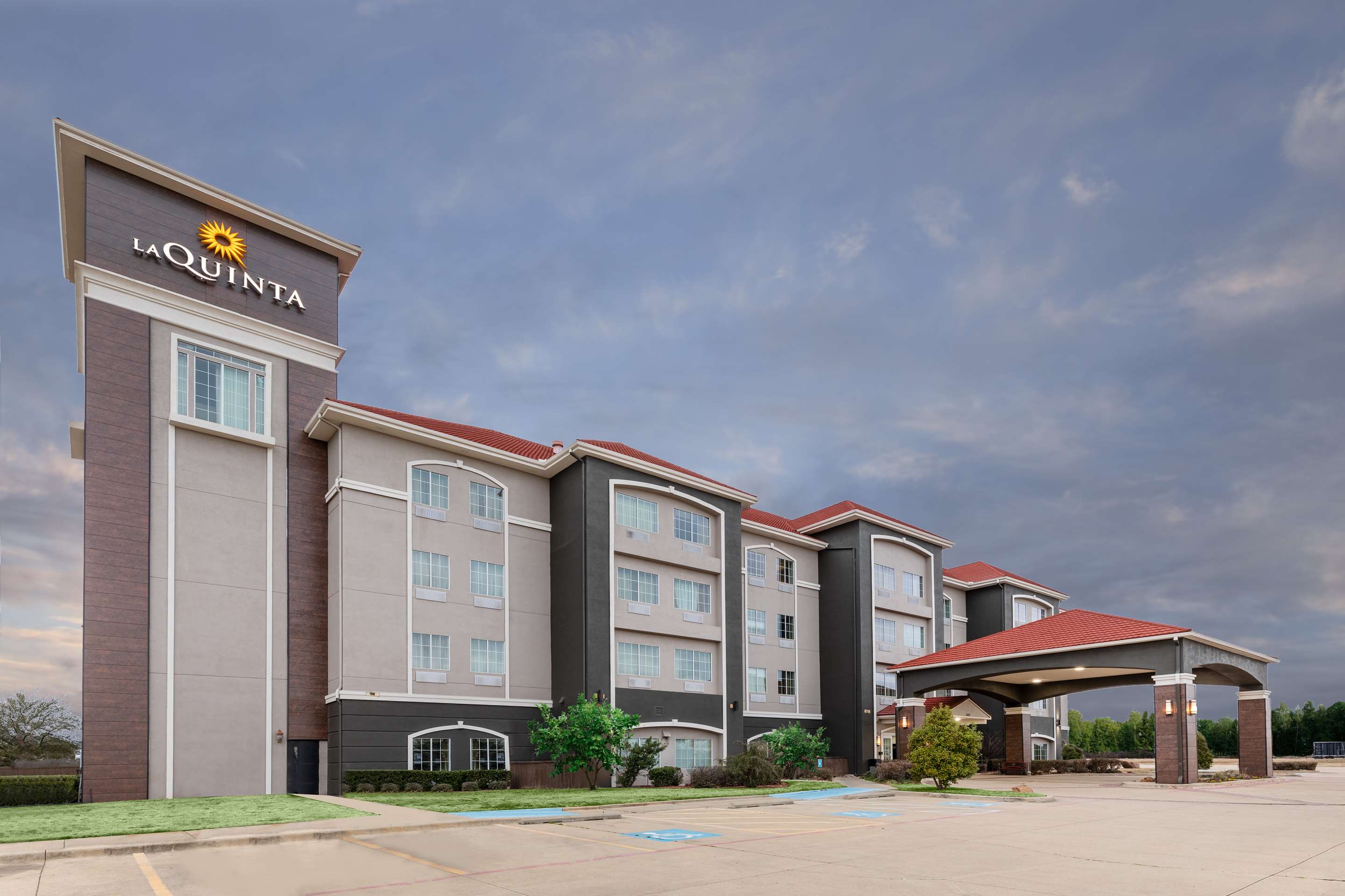 exterior view | La Quinta Inn & Suites by Wyndham Mt. Pleasant