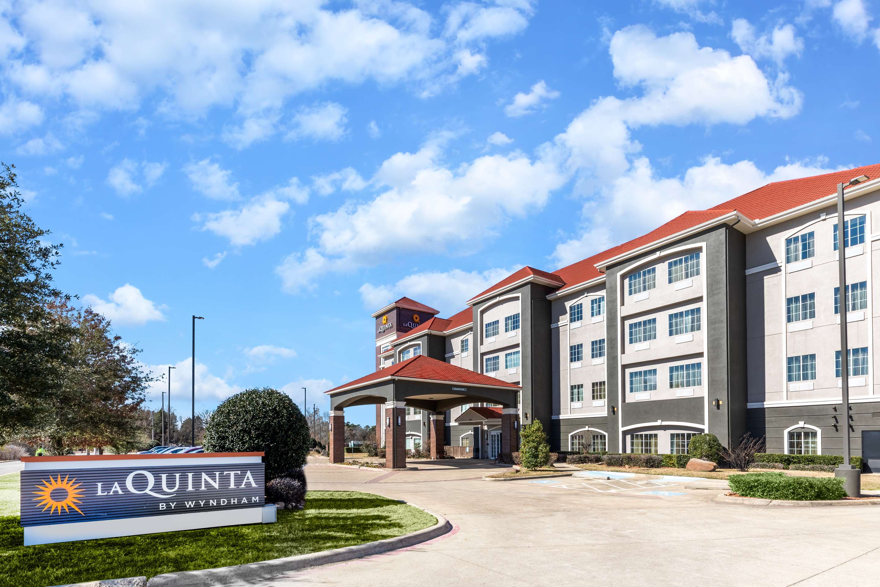 exterior view | La Quinta Inn & Suites by Wyndham Mt. Pleasant