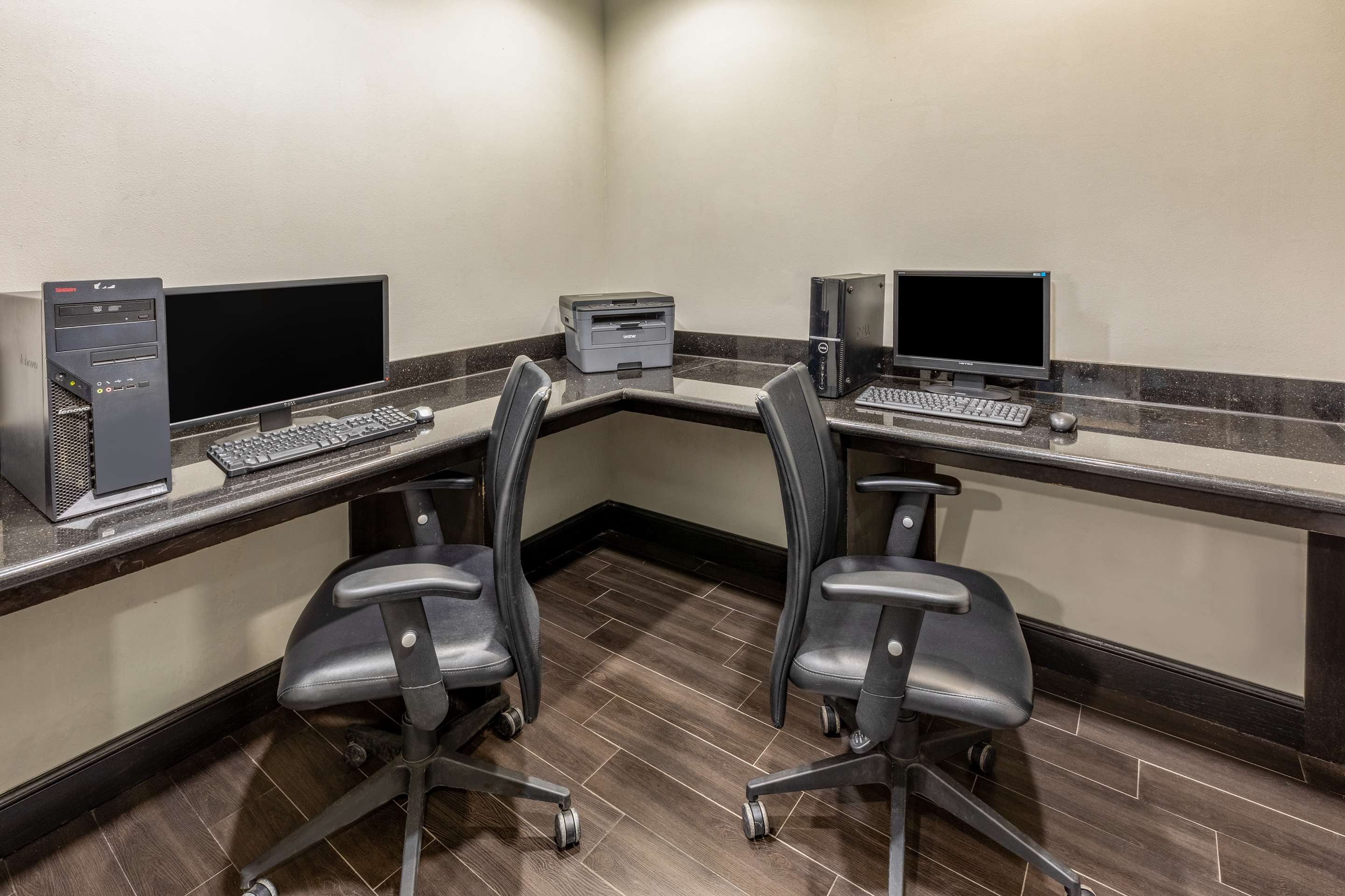 business center | La Quinta Inn & Suites by Wyndham Mt. Pleasant