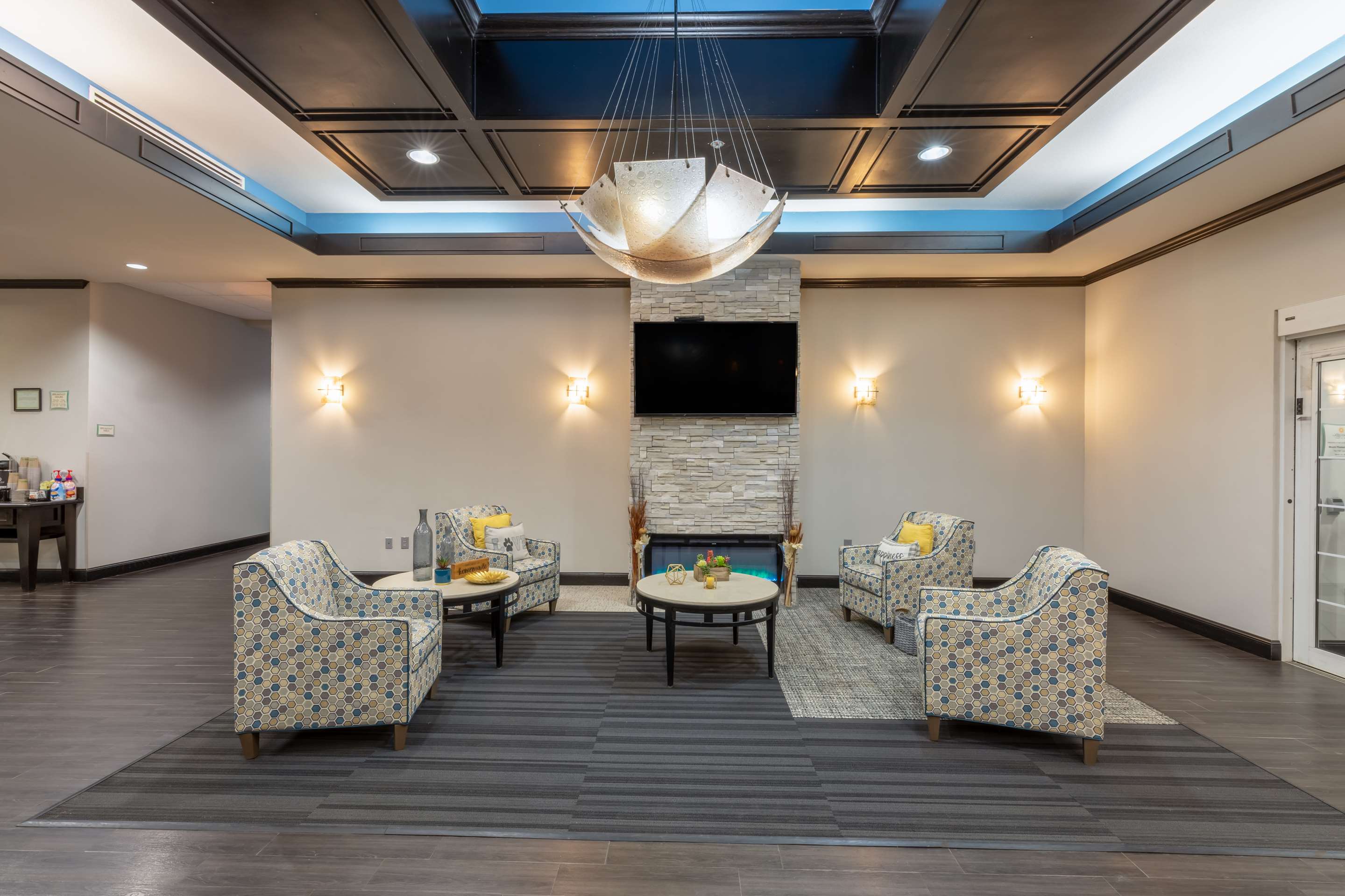 lobby view | La Quinta Inn & Suites by Wyndham Mt. Pleasant