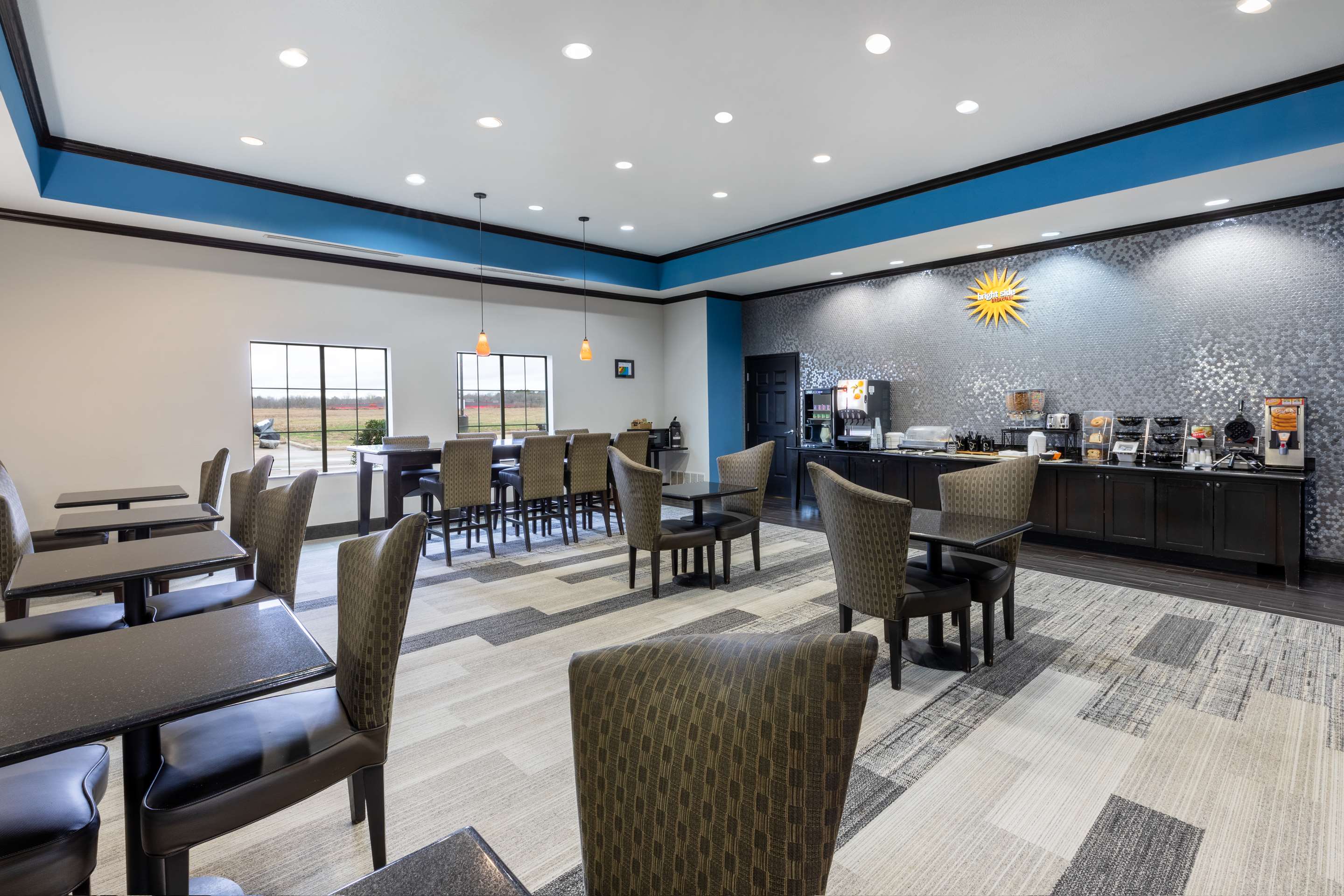 breakfast area | La Quinta Inn & Suites by Wyndham Mt. Pleasant