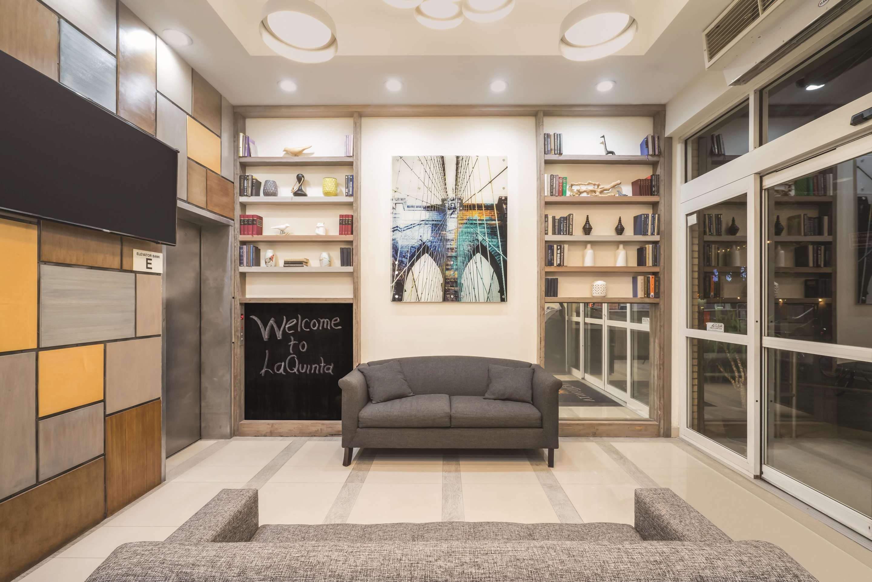Lobby | La Quinta by Wyndham Brooklyn Downtown