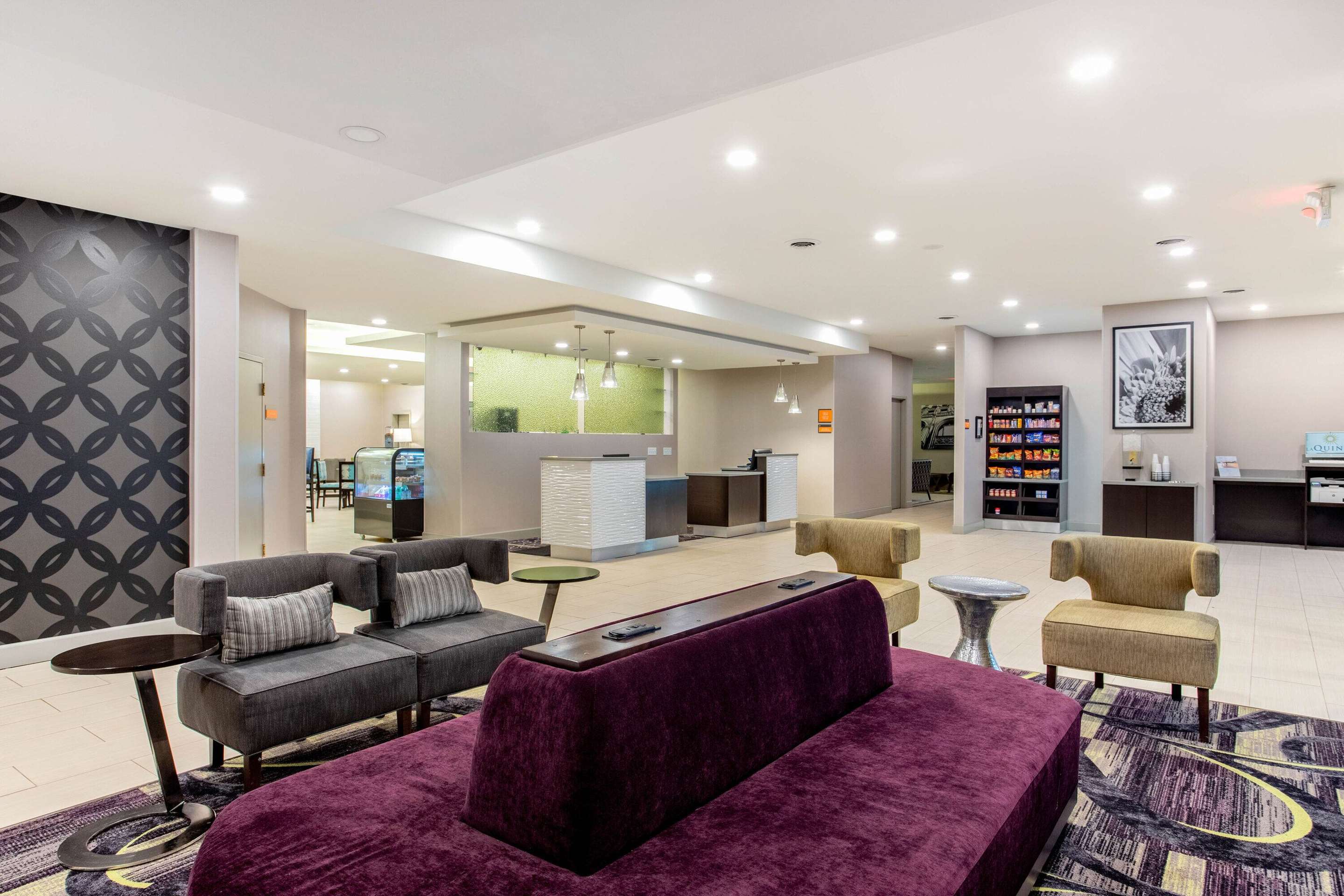 Lobby | La Quinta Inn & Suites by Wyndham Indianapolis South