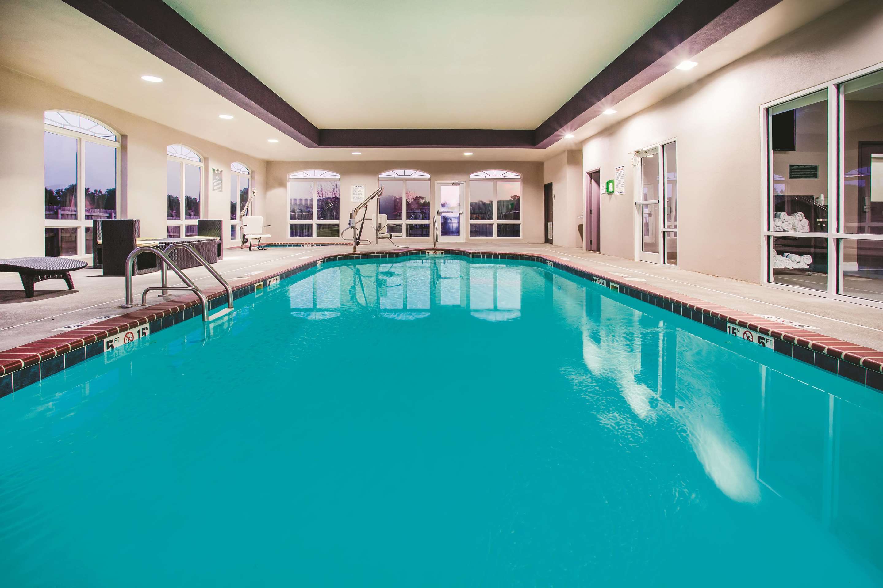Pool | La Quinta Inn & Suites by Wyndham Russellville