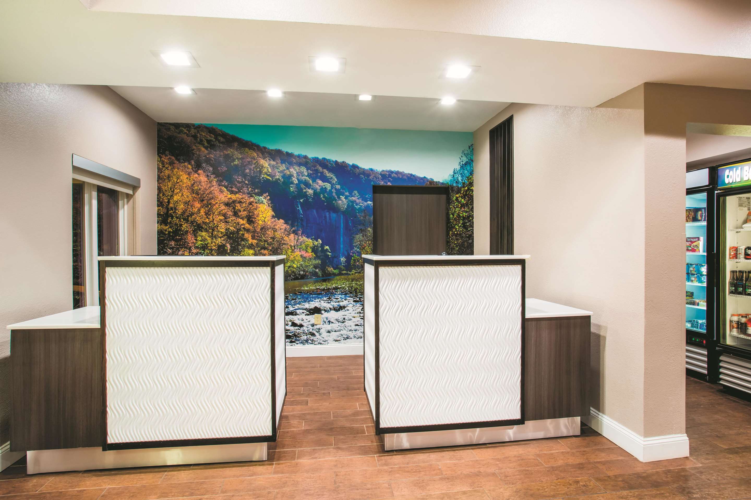Lobby | La Quinta Inn & Suites by Wyndham Russellville