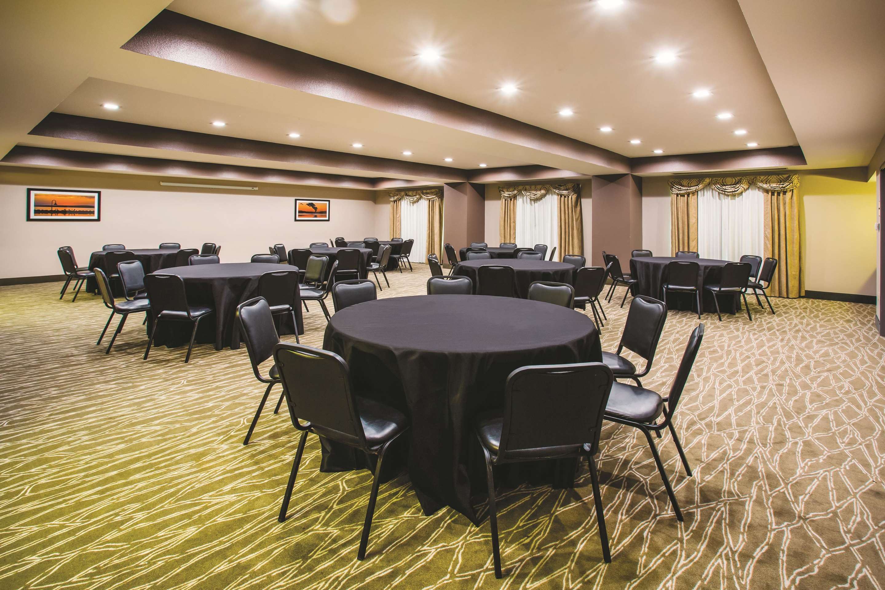Meeting Room | La Quinta Inn & Suites by Wyndham Russellville