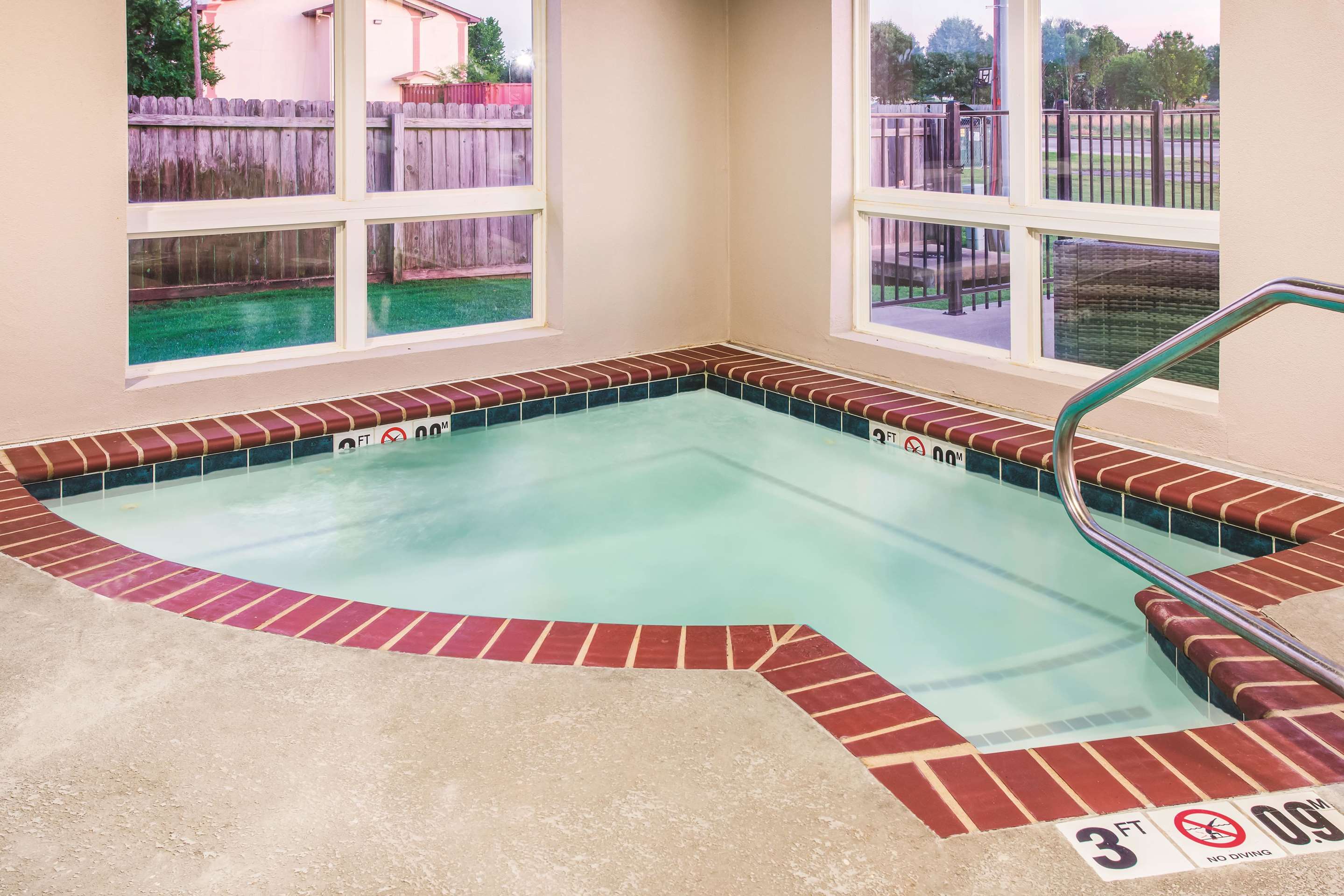 Pool | La Quinta Inn & Suites by Wyndham Russellville