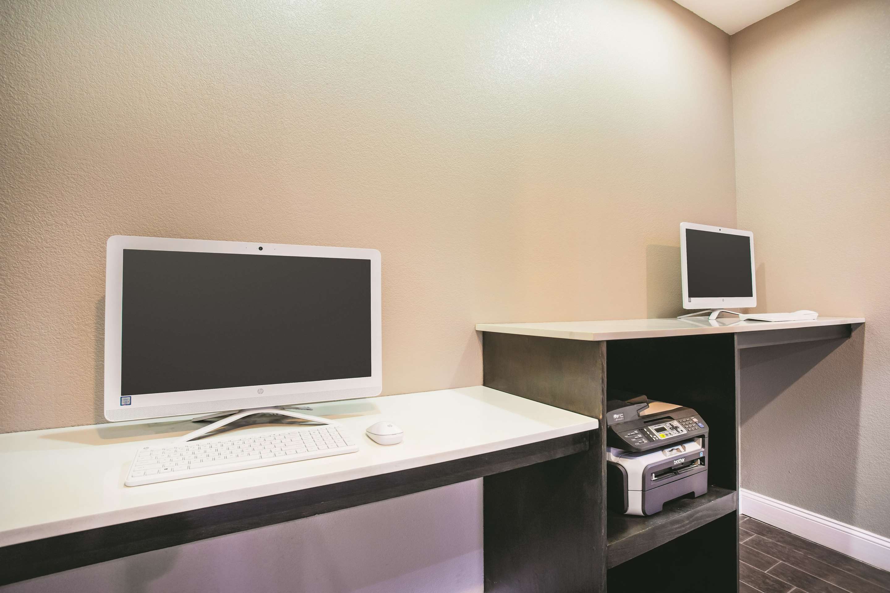 Business Center | La Quinta Inn & Suites by Wyndham Russellville
