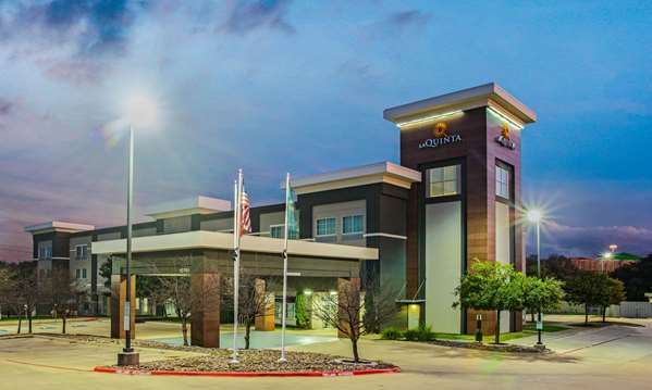 Exterior view - La Quinta Inn & Suites Austin
