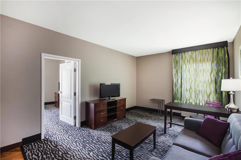 LA QUINTA INN STE DENHAM SPRINGS-guestroom-Guest Room,Suite,On-Site.jpg