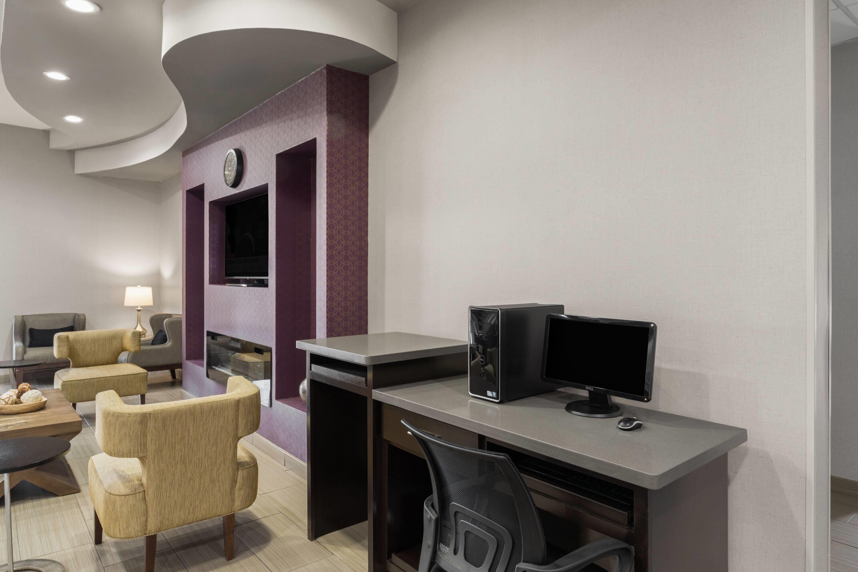 Business Center | La Quinta Inn & Suites by Wyndham Baton Rouge Denham Springs