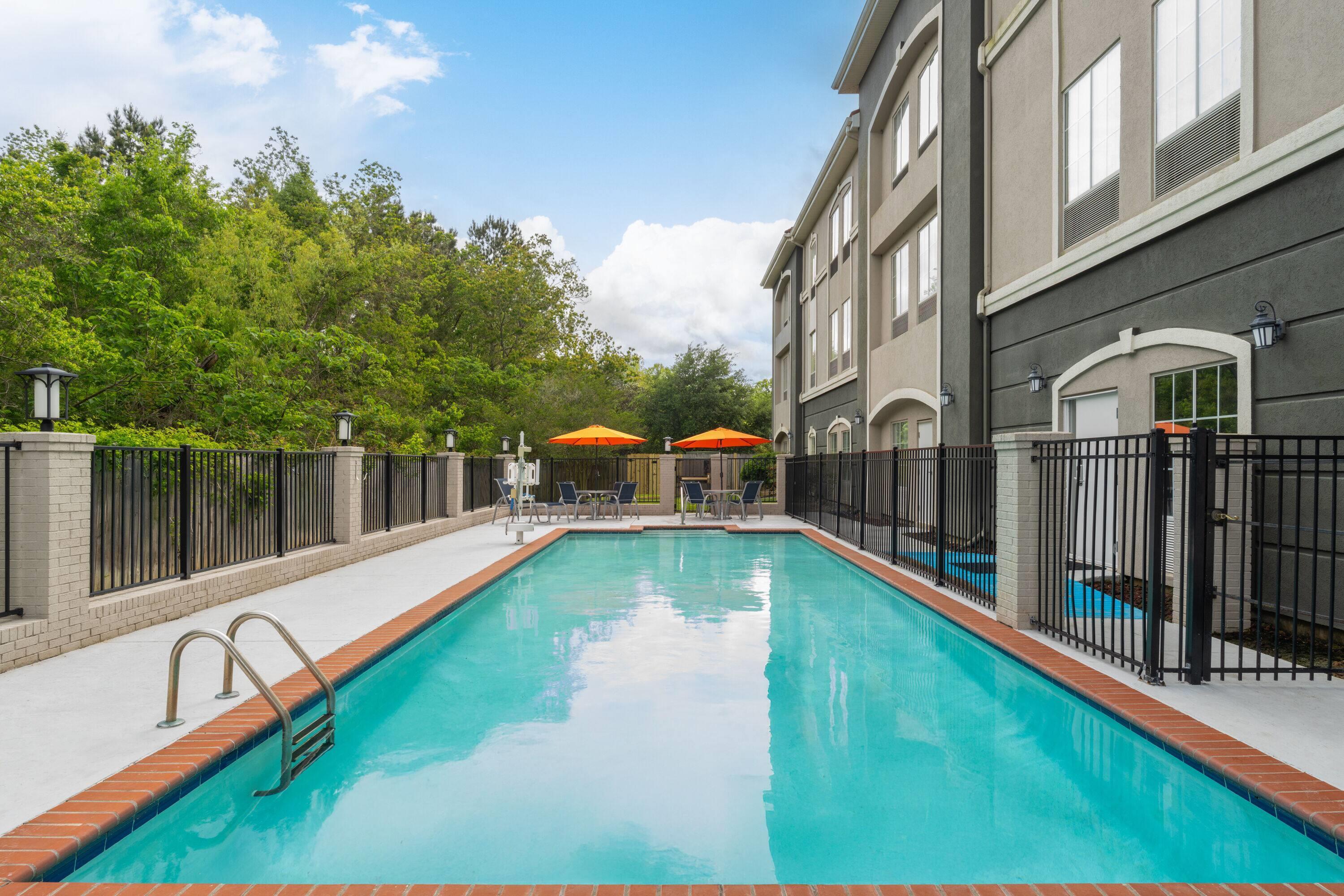 Pool - indoor | La Quinta Inn & Suites by Wyndham Baton Rouge Denham Springs