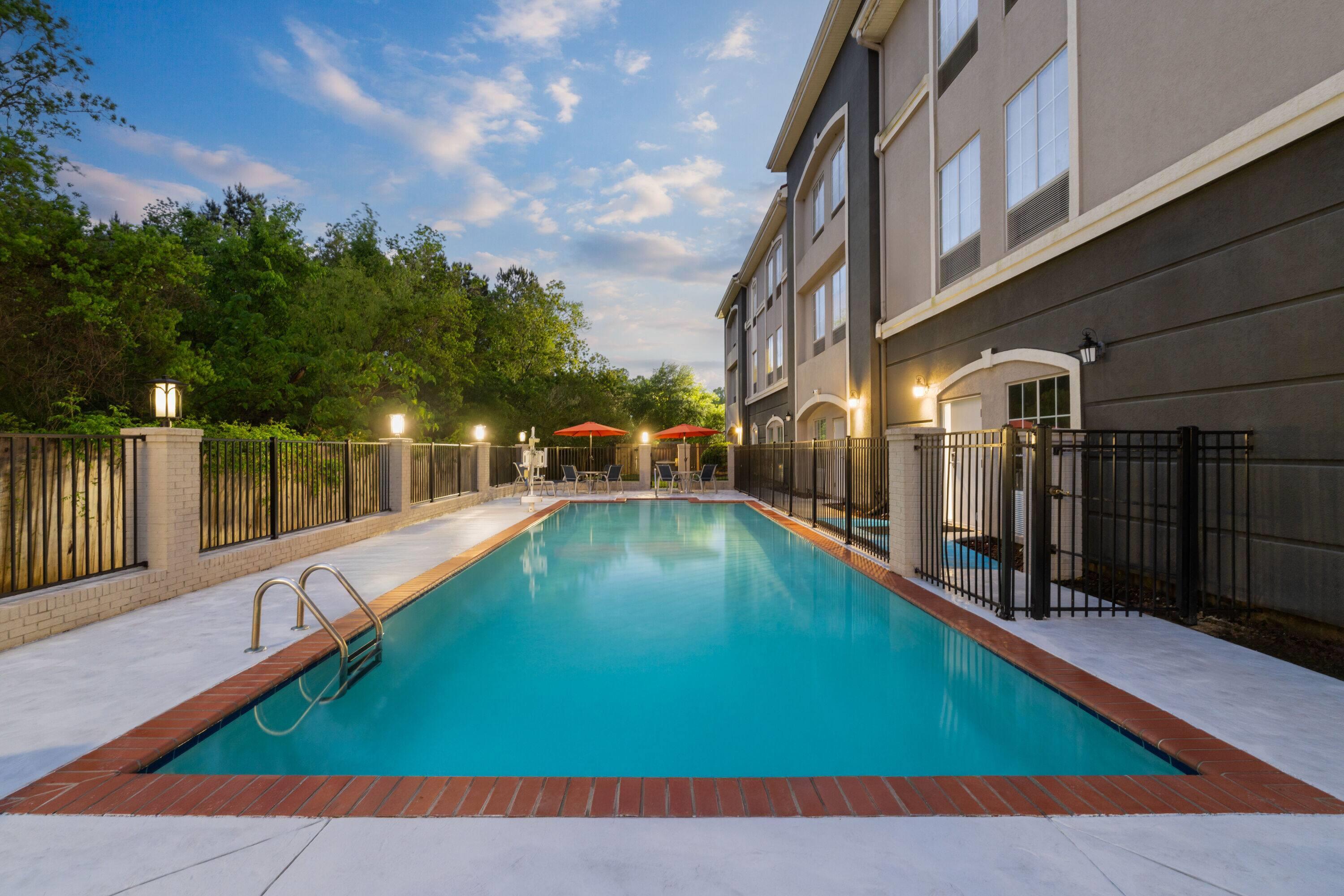 Pool | La Quinta Inn & Suites by Wyndham Baton Rouge Denham Springs