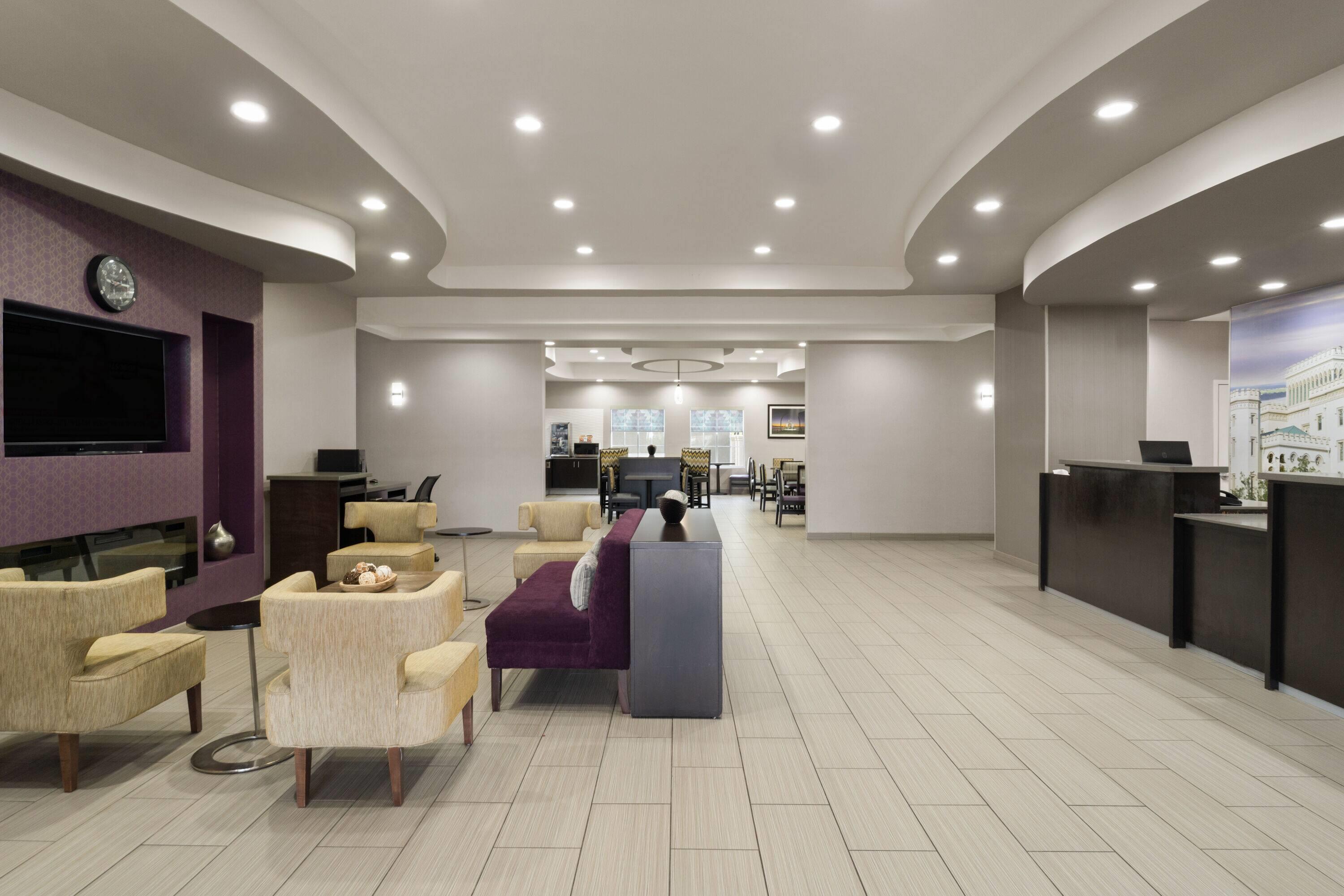 Lobby | La Quinta Inn & Suites by Wyndham Baton Rouge Denham Springs