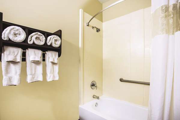  - La Quinta Inn & Suites Evansville - I-69, Exit 7