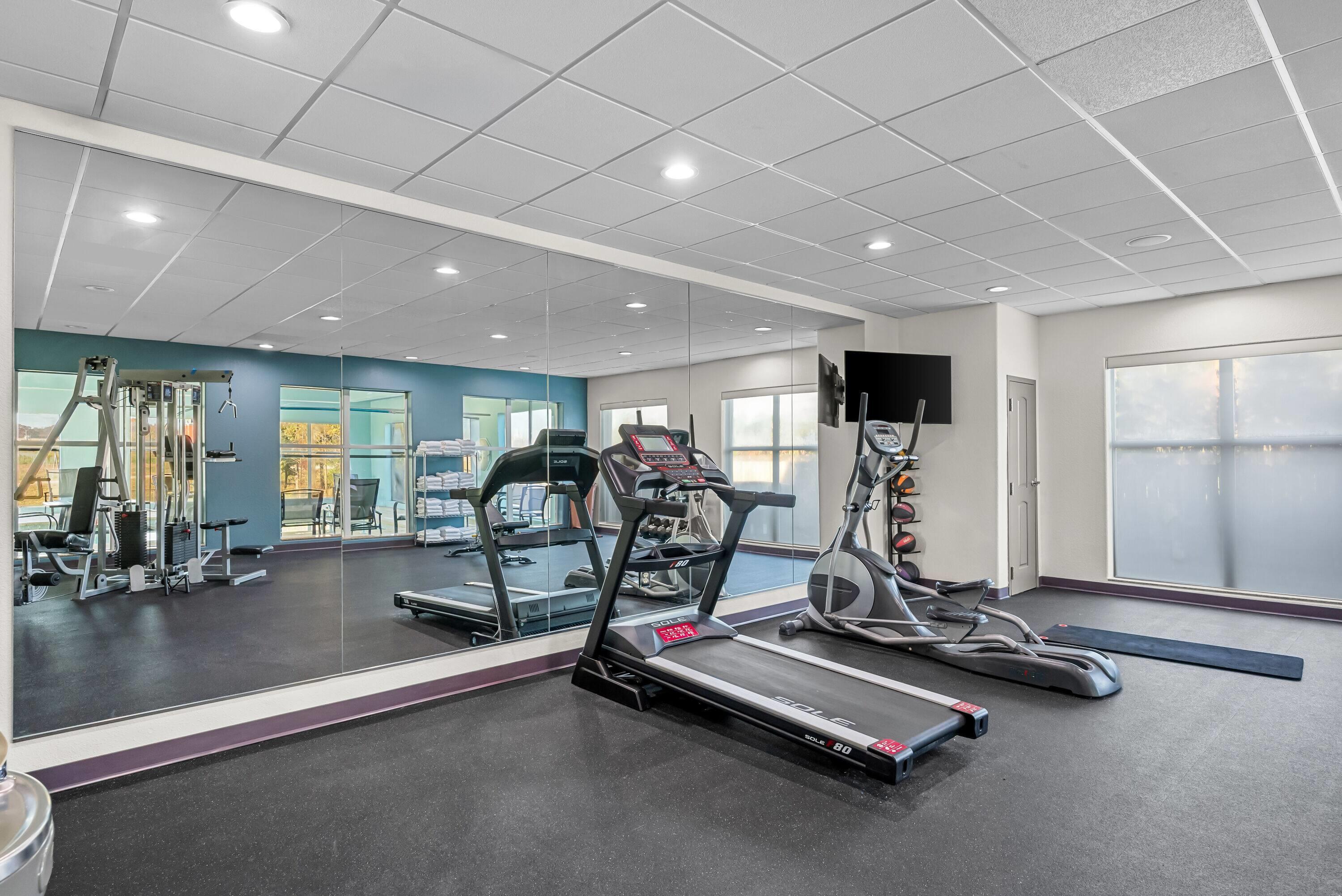 Health club fitness center gym | La Quinta Inn & Suites by Wyndham Searcy