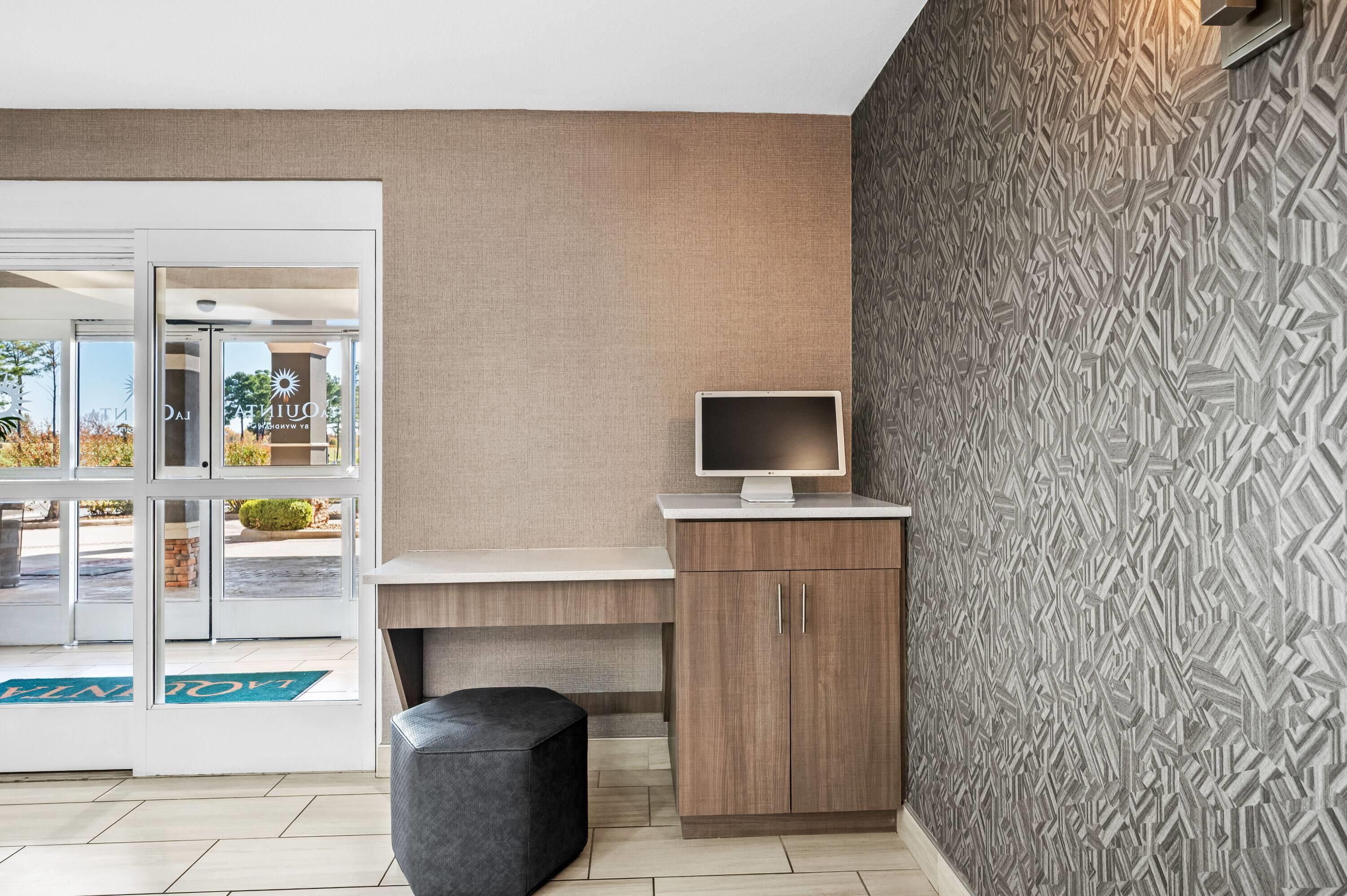 Business Center | La Quinta Inn & Suites by Wyndham Searcy