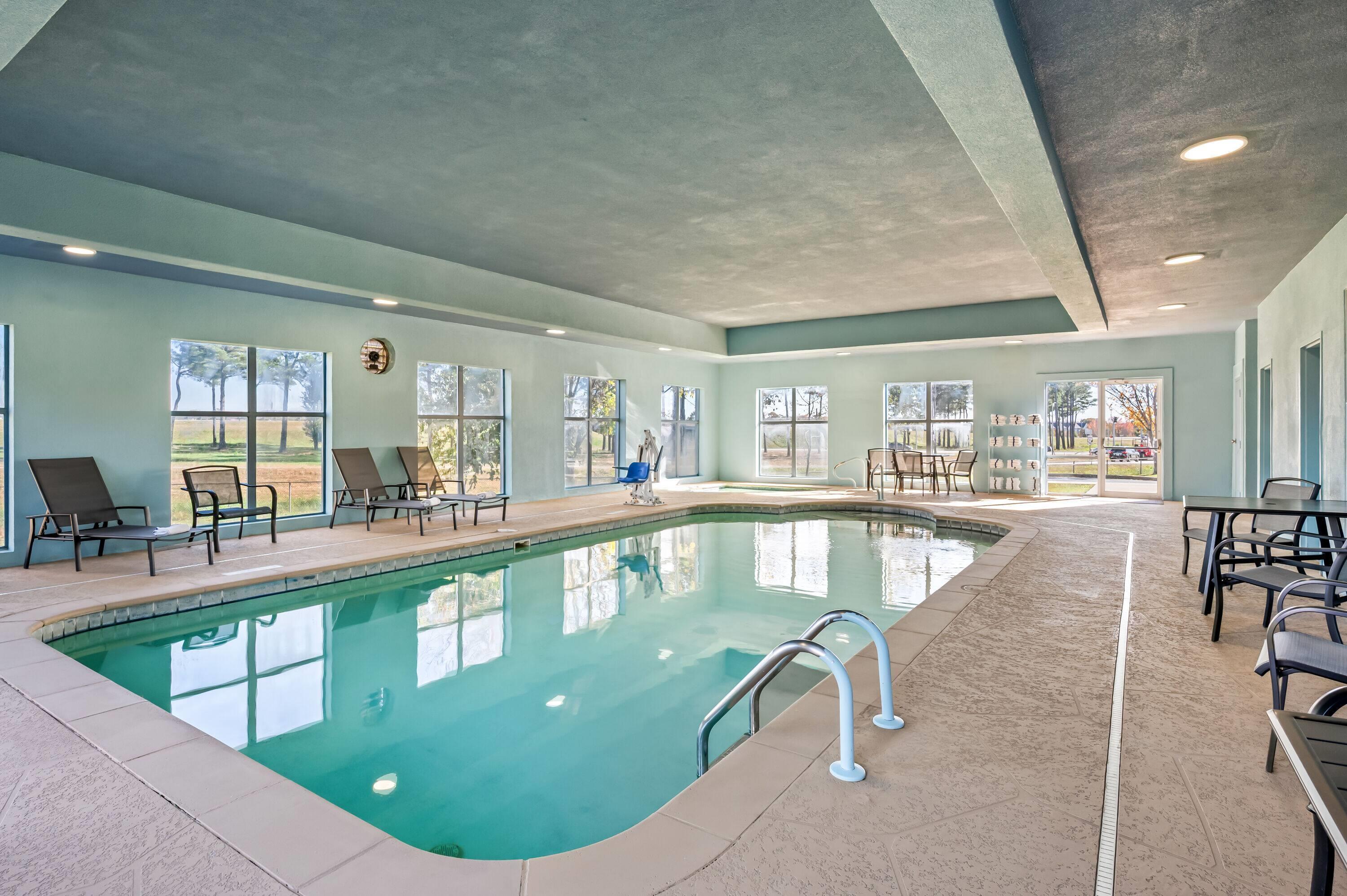 Pool - indoor | La Quinta Inn & Suites by Wyndham Searcy