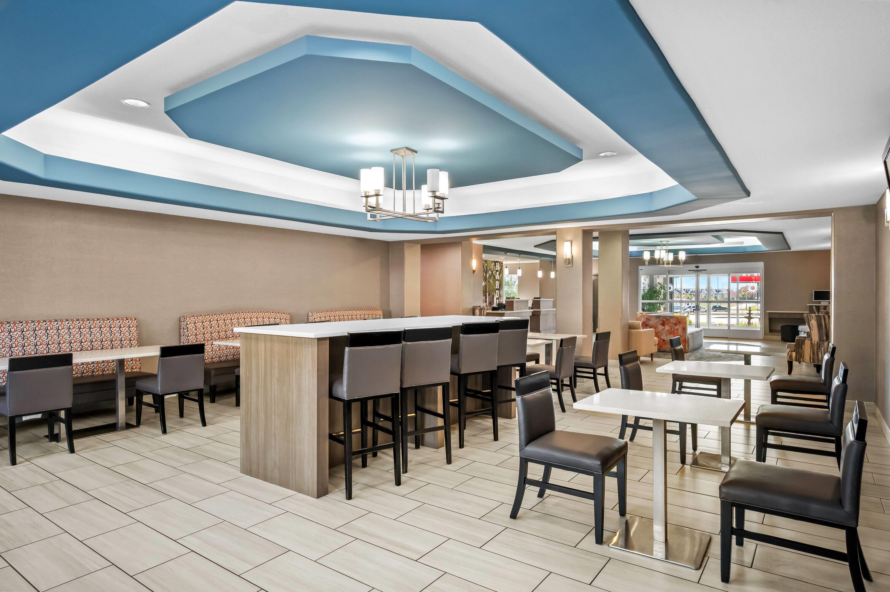Breakfast Area | La Quinta Inn & Suites by Wyndham Searcy