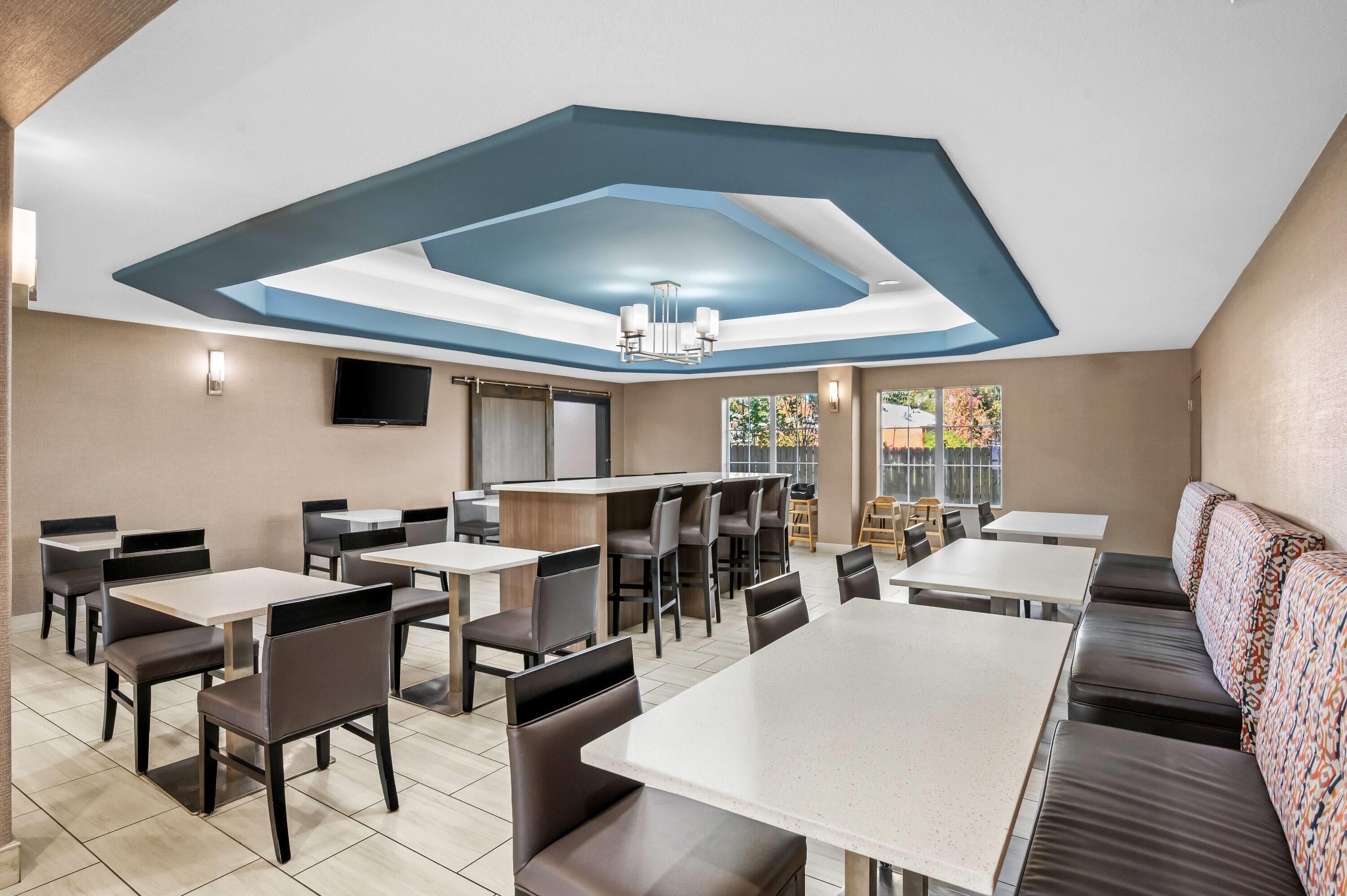 Breakfast Area | La Quinta Inn & Suites by Wyndham Searcy