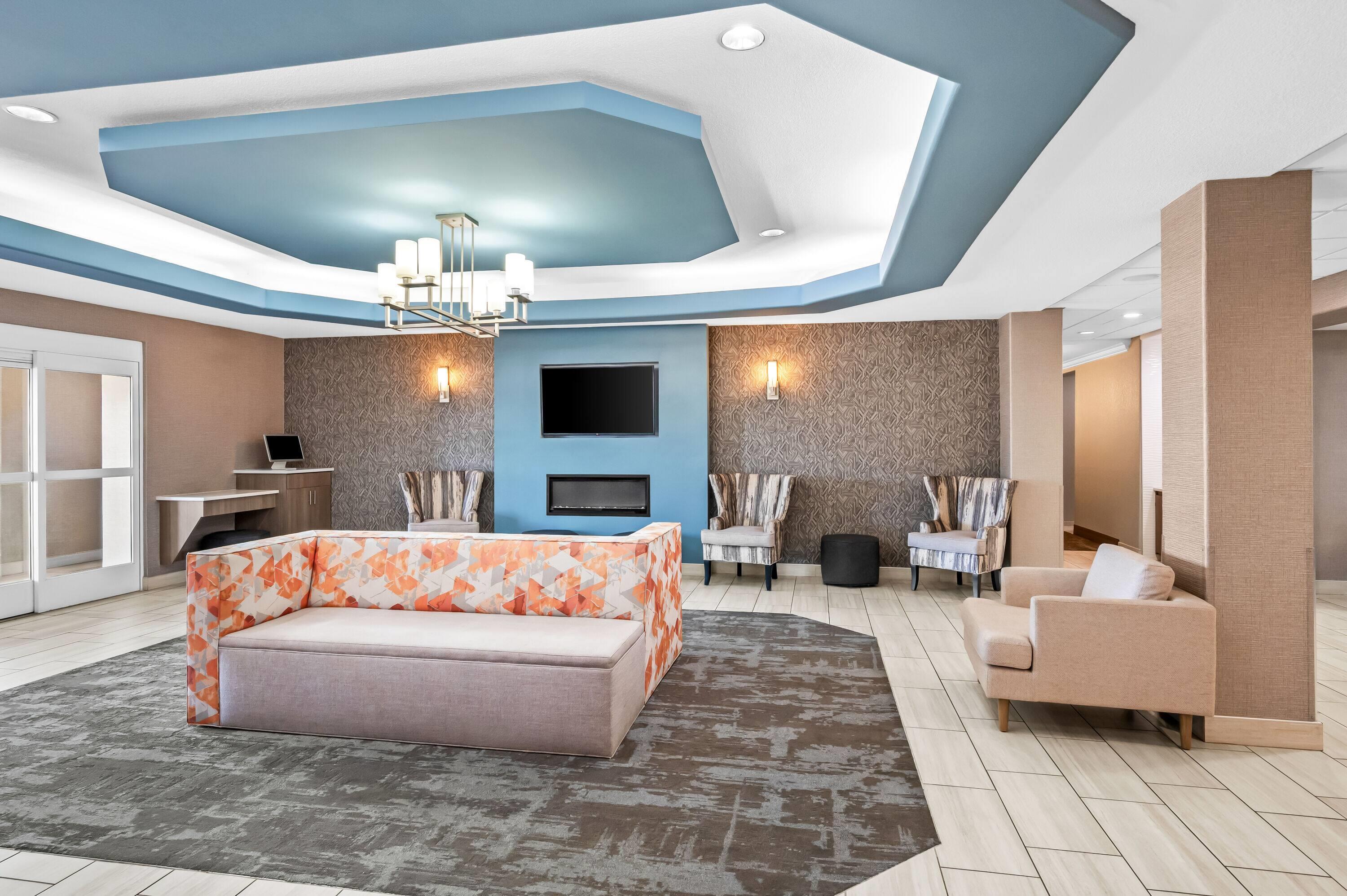 Lobby | La Quinta Inn & Suites by Wyndham Searcy