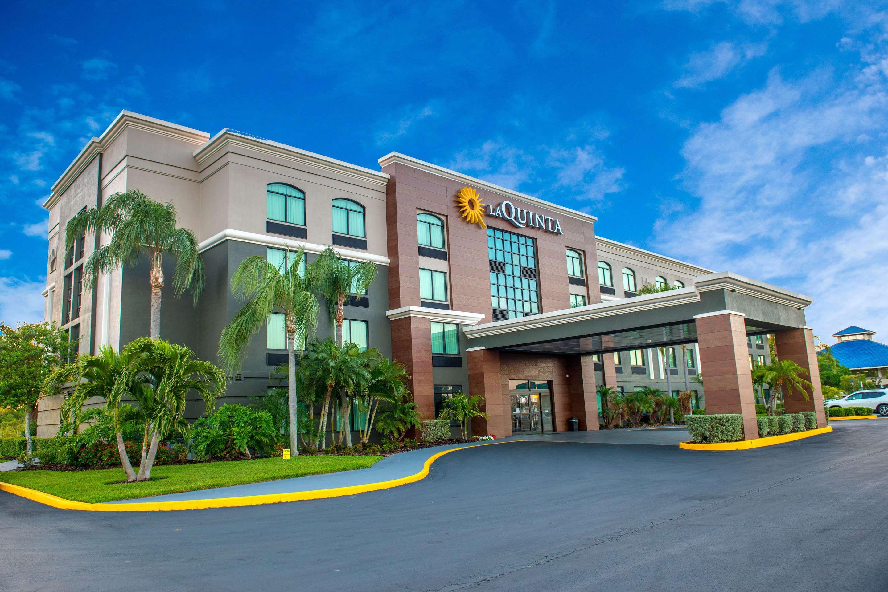 Exterior | La Quinta Inn & Suites by Wyndham Clearwater South
