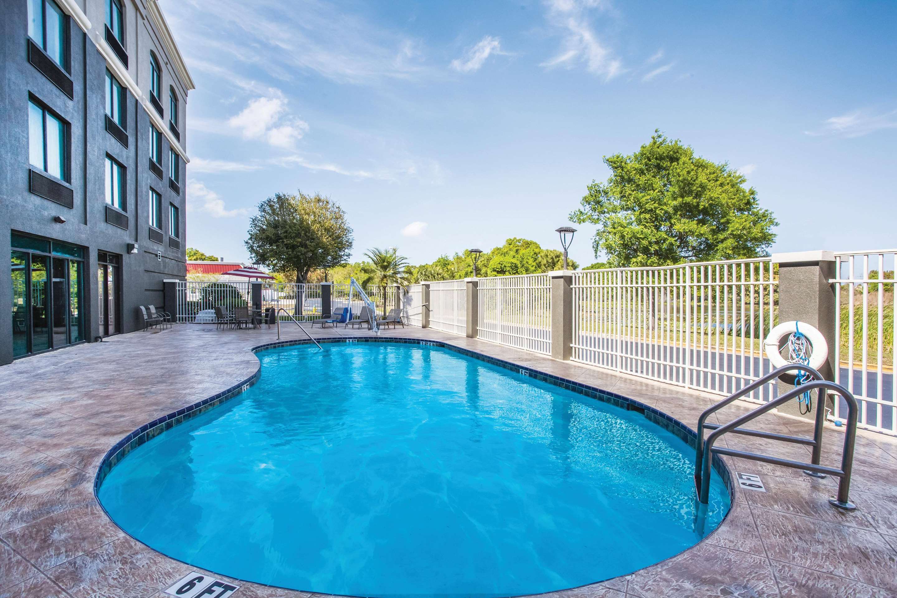 Pool | La Quinta Inn & Suites by Wyndham Clearwater South