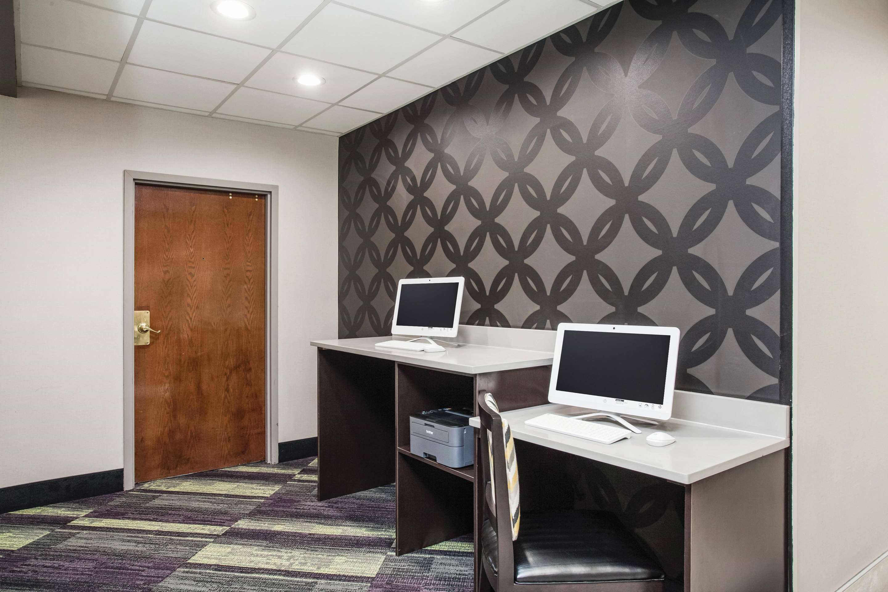 Business Center | La Quinta Inn & Suites by Wyndham Clearwater South
