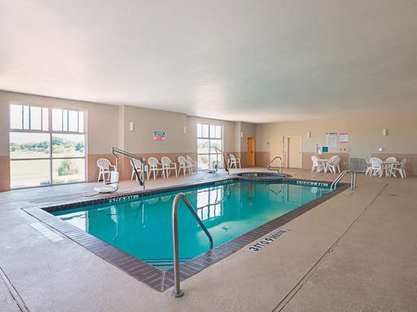 Pool - La Quinta Inn & Suites Forest Hill - I-20, Exit 440B
