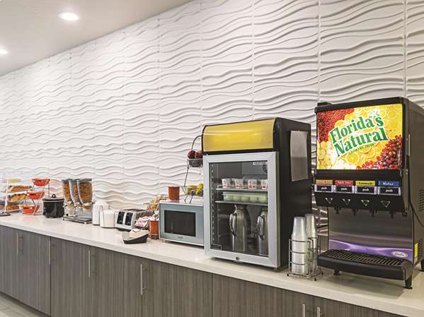  - La Quinta Inn & Suites Forest Hill - I-20, Exit 440B