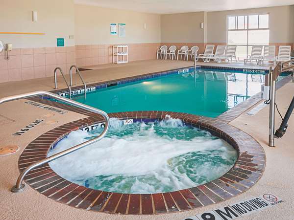 Pool - La Quinta Inn & Suites Forest Hill - I-20, Exit 440B