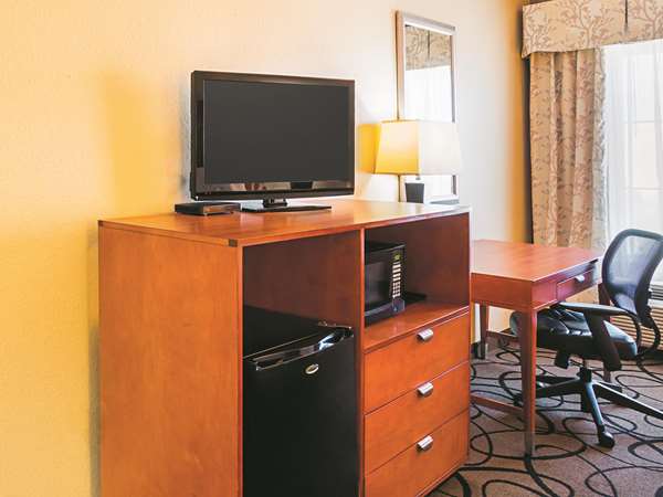  - La Quinta Inn & Suites Forest Hill - I-20, Exit 440B