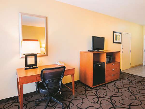  - La Quinta Inn & Suites Forest Hill - I-20, Exit 440B
