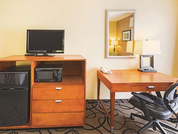  - La Quinta Inn & Suites Forest Hill - I-20, Exit 440B