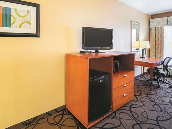  - La Quinta Inn & Suites Forest Hill - I-20, Exit 440B