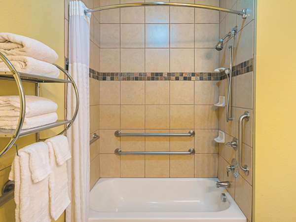  - La Quinta Inn & Suites Forest Hill - I-20, Exit 440B