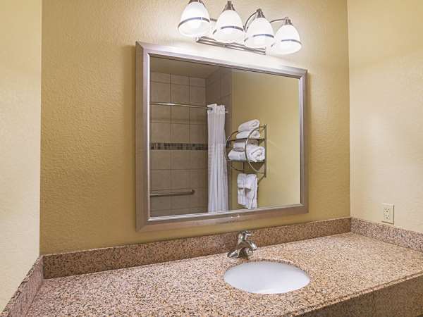  - La Quinta Inn & Suites Forest Hill - I-20, Exit 440B