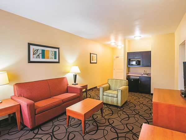 Suite - La Quinta Inn & Suites Forest Hill - I-20, Exit 440B