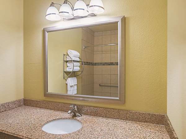  - La Quinta Inn & Suites Forest Hill - I-20, Exit 440B