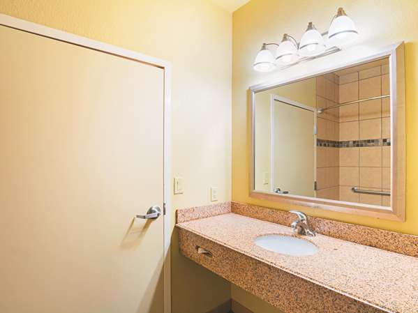 Suite - La Quinta Inn & Suites Forest Hill - I-20, Exit 440B