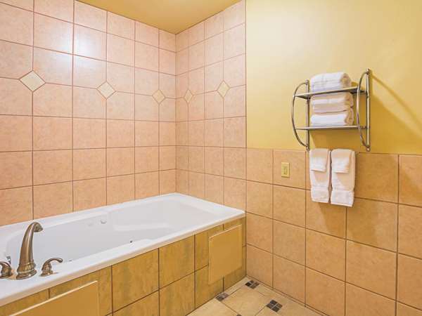  - La Quinta Inn & Suites Forest Hill - I-20, Exit 440B