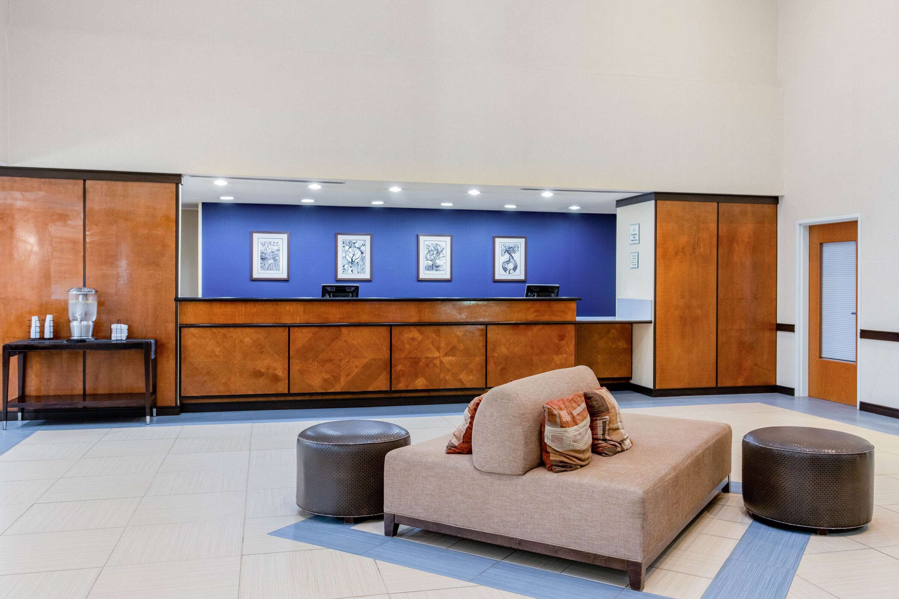Lobby | La Quinta Inn & Suites by Wyndham Indianapolis Airport West