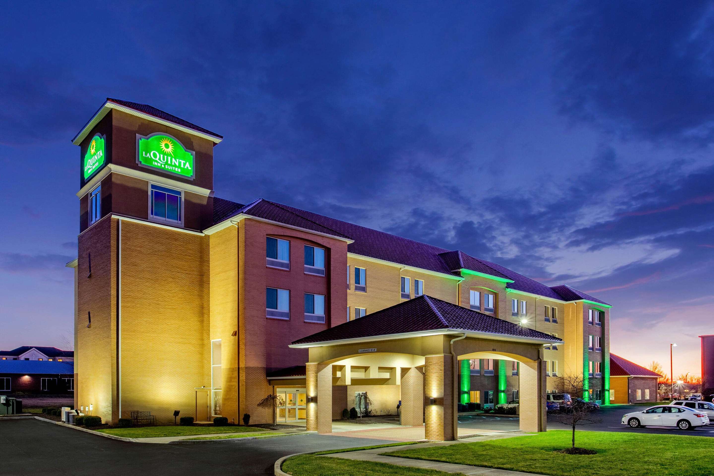 Exterior | La Quinta Inn & Suites by Wyndham Indianapolis Airport West
