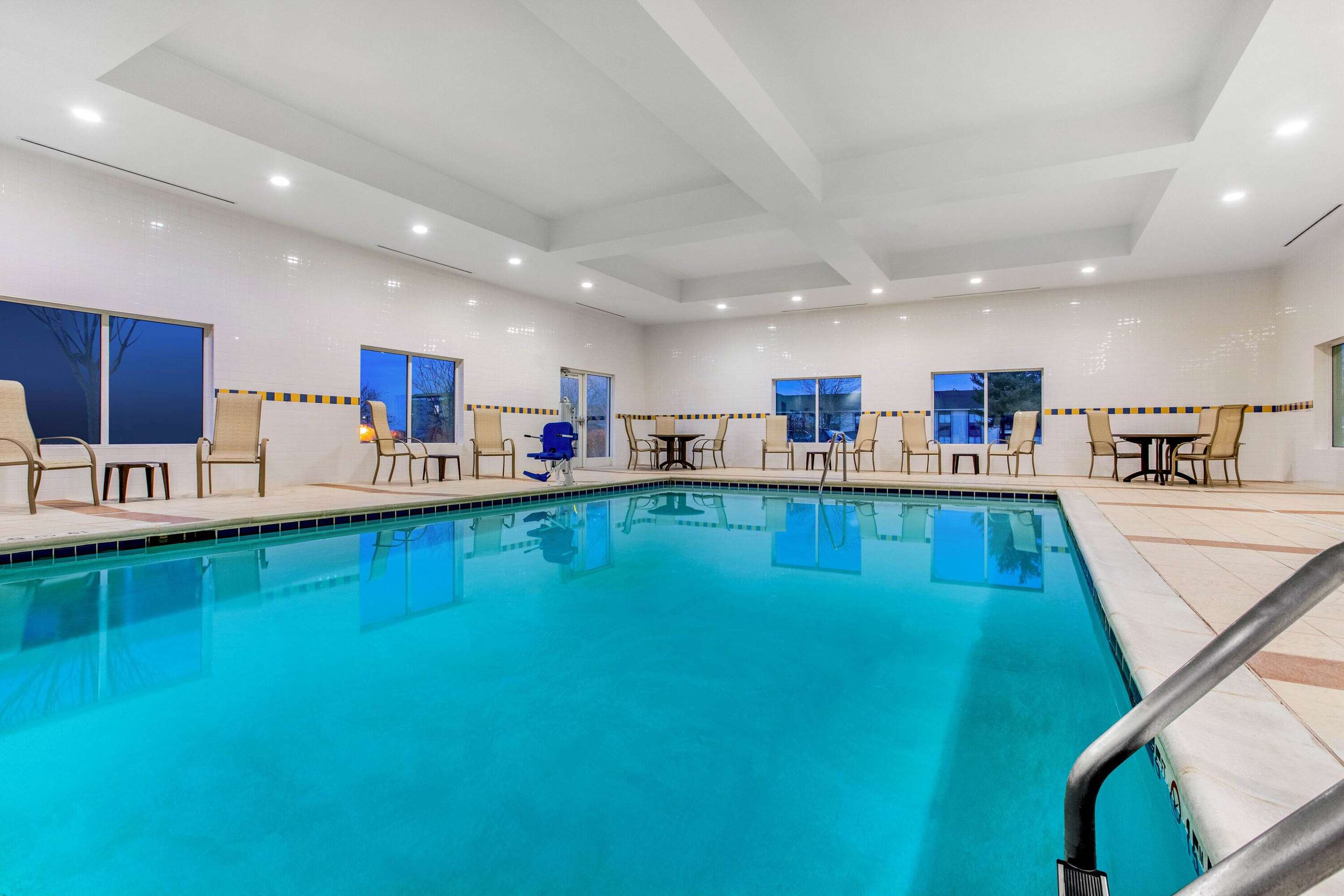 Pool | La Quinta Inn & Suites by Wyndham Indianapolis Airport West