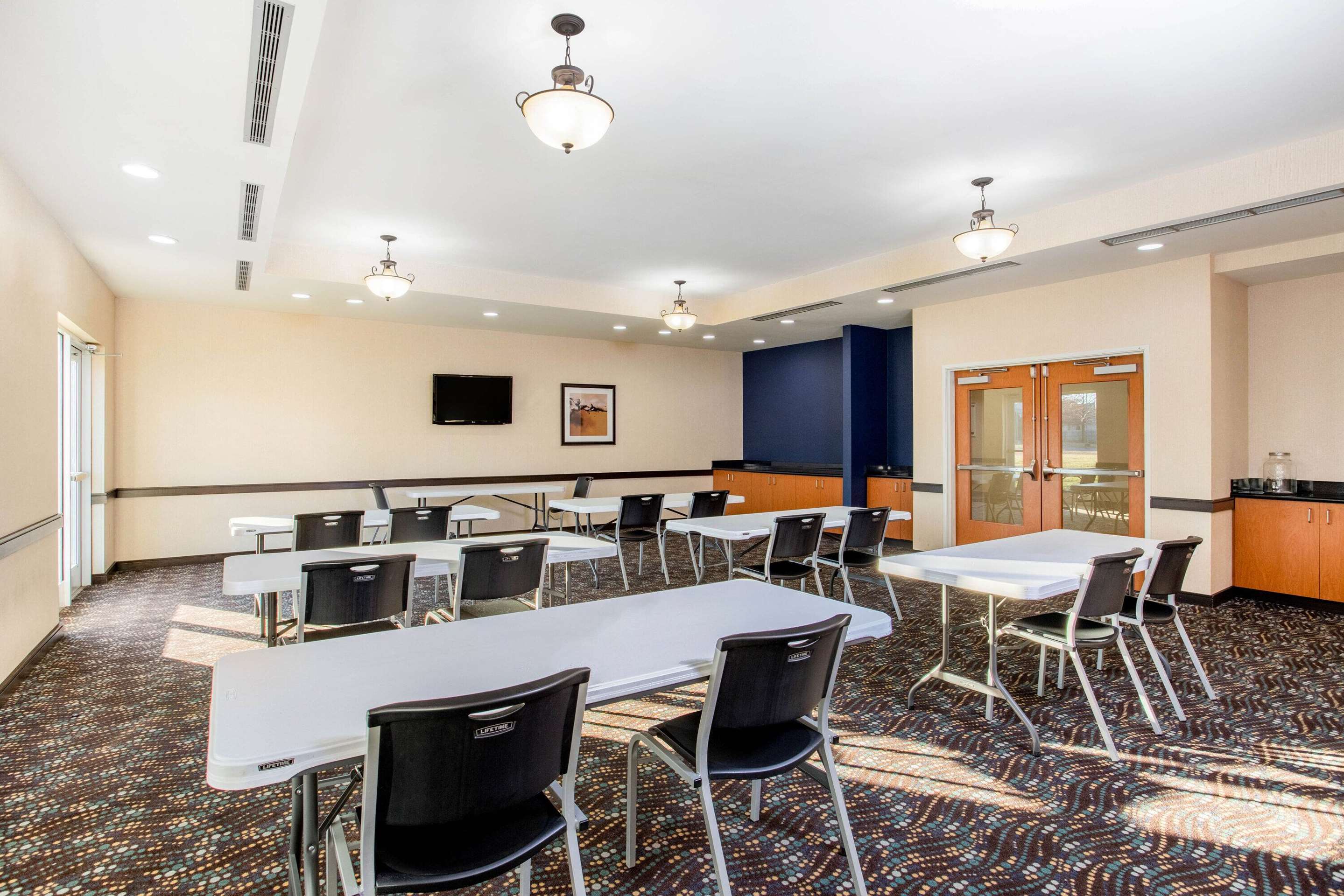 Meeting Room | La Quinta Inn & Suites by Wyndham Indianapolis Airport West