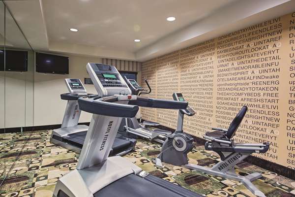 Fitness/ Exercise Room - La Quinta Inn & Suites Ronks