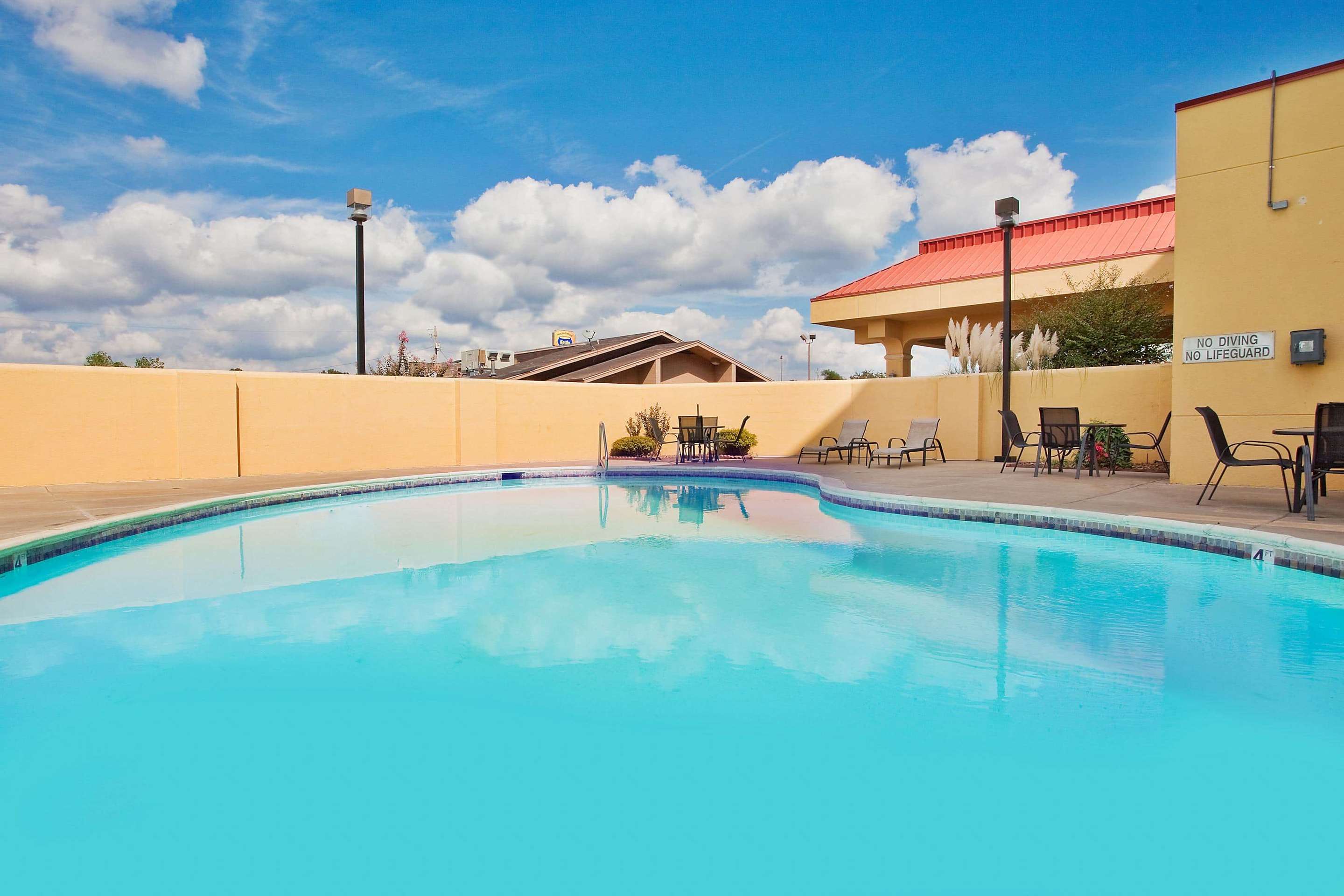 Pool | La Quinta Inn & Suites by Wyndham Memphis Airport Graceland