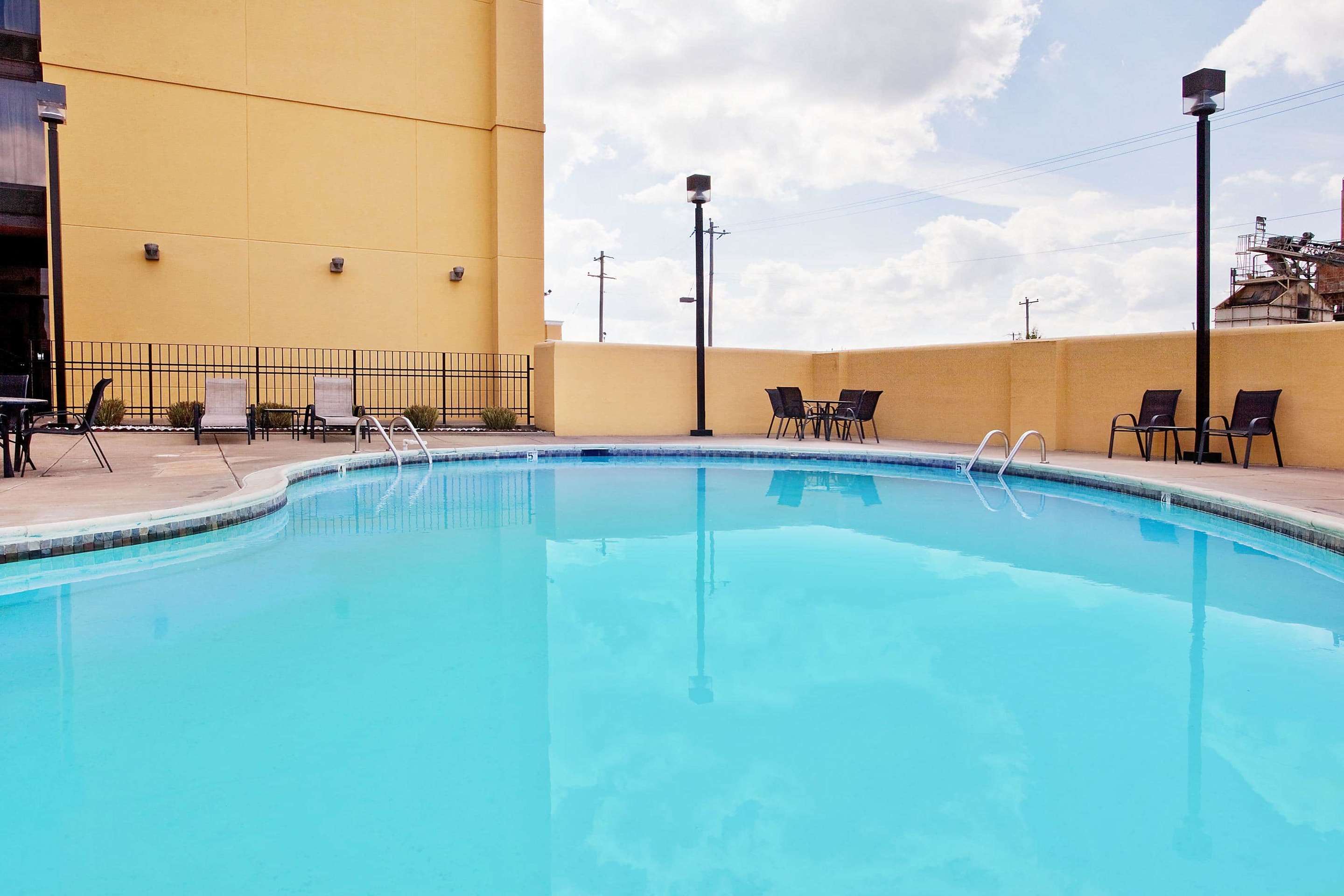 Pool | La Quinta Inn & Suites by Wyndham Memphis Airport Graceland