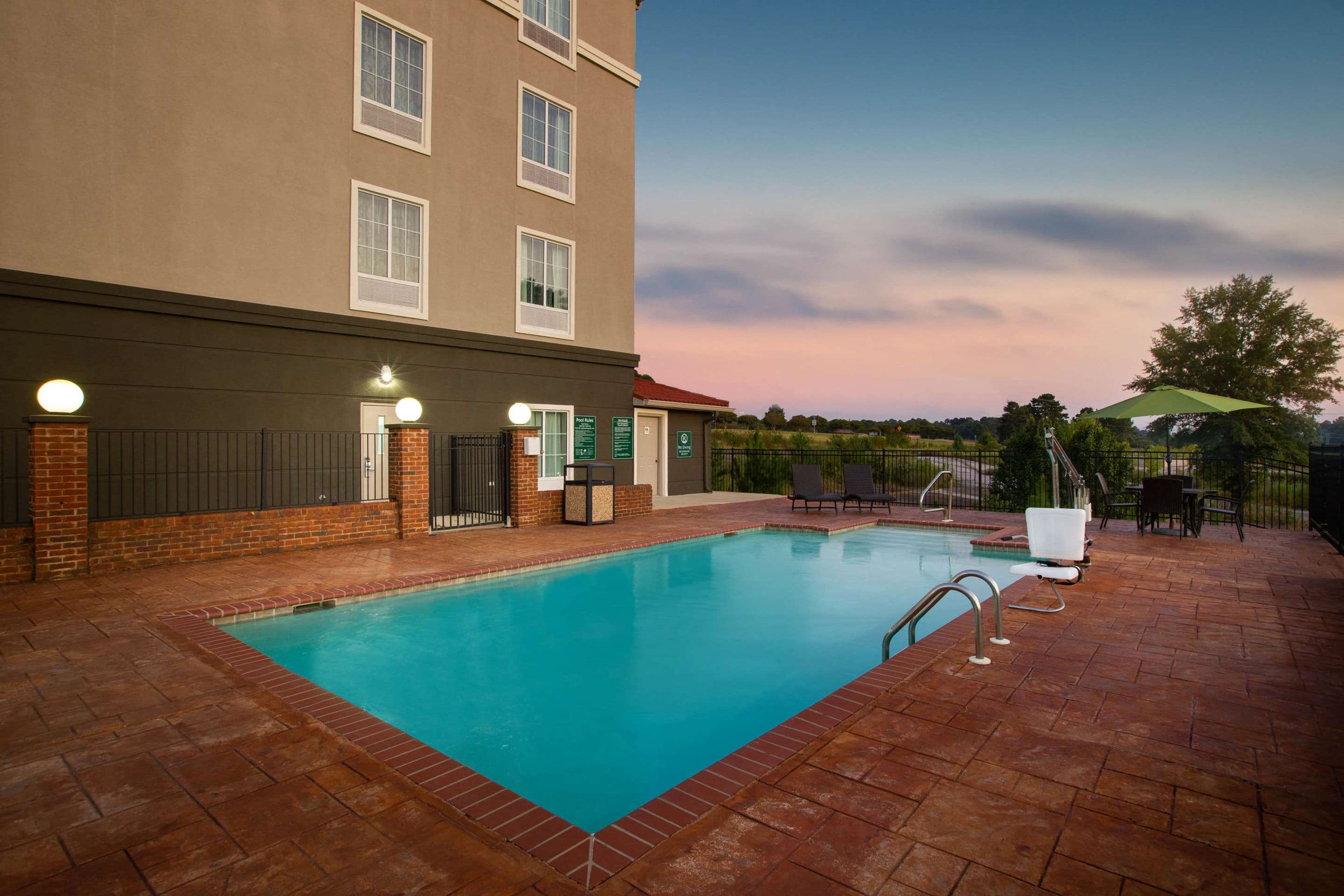 Pool | La Quinta Inn & Suites by Wyndham Tupelo